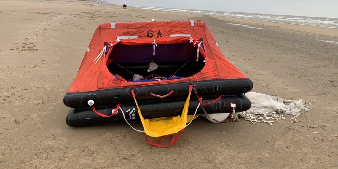 Mysterieus reddingsvlot op strand van Bloemendaal aangespoeld