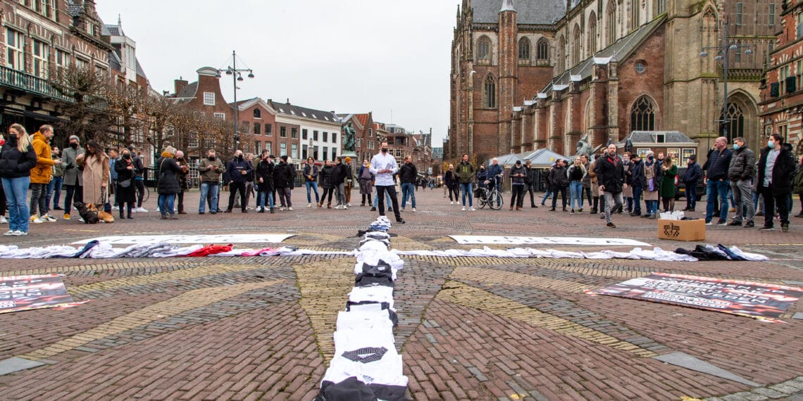 Kruis van koksjassen roept om aandacht voor gesloten horeca: “Dit is een begrafenis”