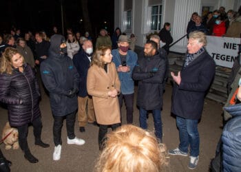 Tientallen Overveners protesteren met lawaai voor gemeentehuis tegen komst statushouders