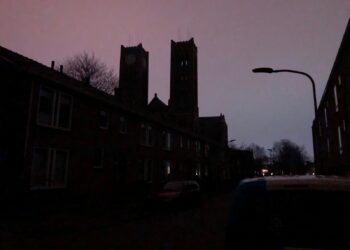 Stroomstoring in Haarlem, 21 straten zaten in het donker: “We helpen elkaar met kaarsen”