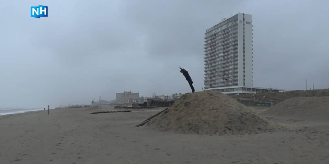 Uitwaaien op strand Zandvoort: “Corrie past bij een hondje, maar dit is meer een wolf”