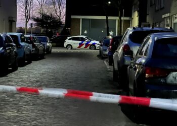 Knallen gehoord in Indische buurt, politie vindt kogelgat en stoeptegel door ruit