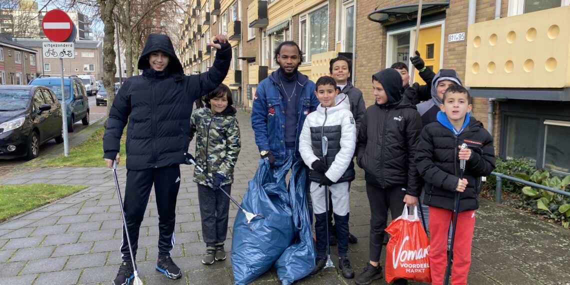 Kinderen ruimen buurtafval op in Schalkwijk