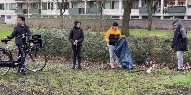 Kinderen ruilen buurtafval op in Schalkwijk 