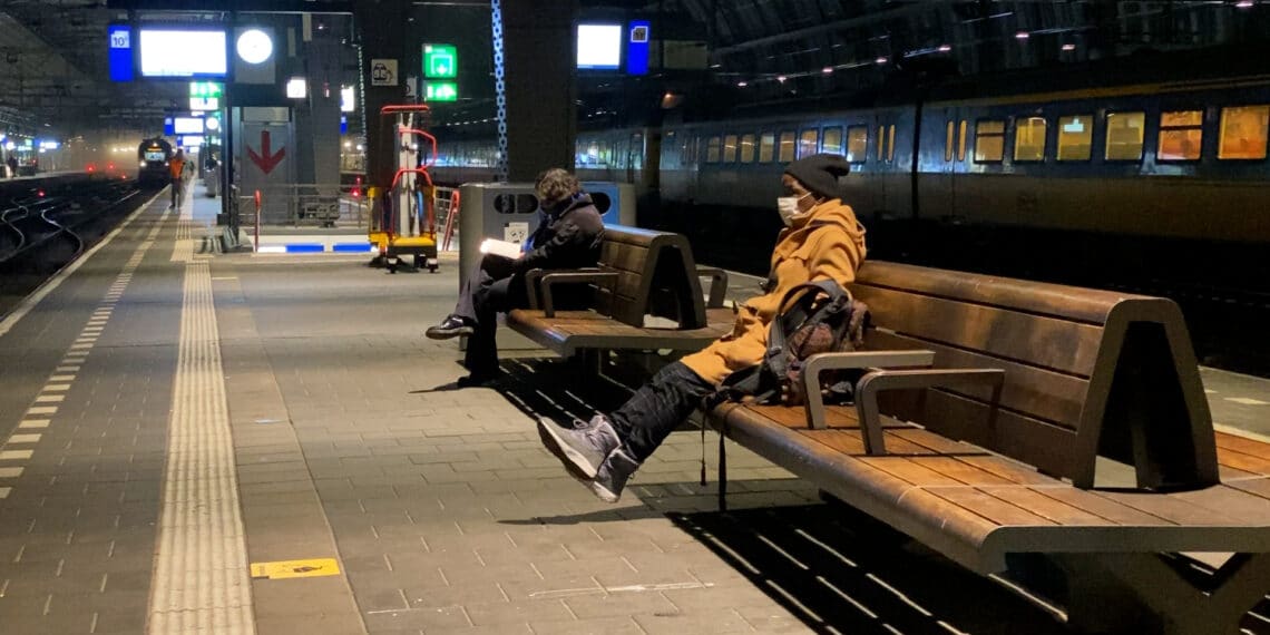 Asielaanvrager Mo moet zich wekelijks melden bij AZC, een reis van vijf uur