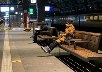 Asielaanvrager Mo moet zich wekelijks melden bij AZC, een reis van vijf uur