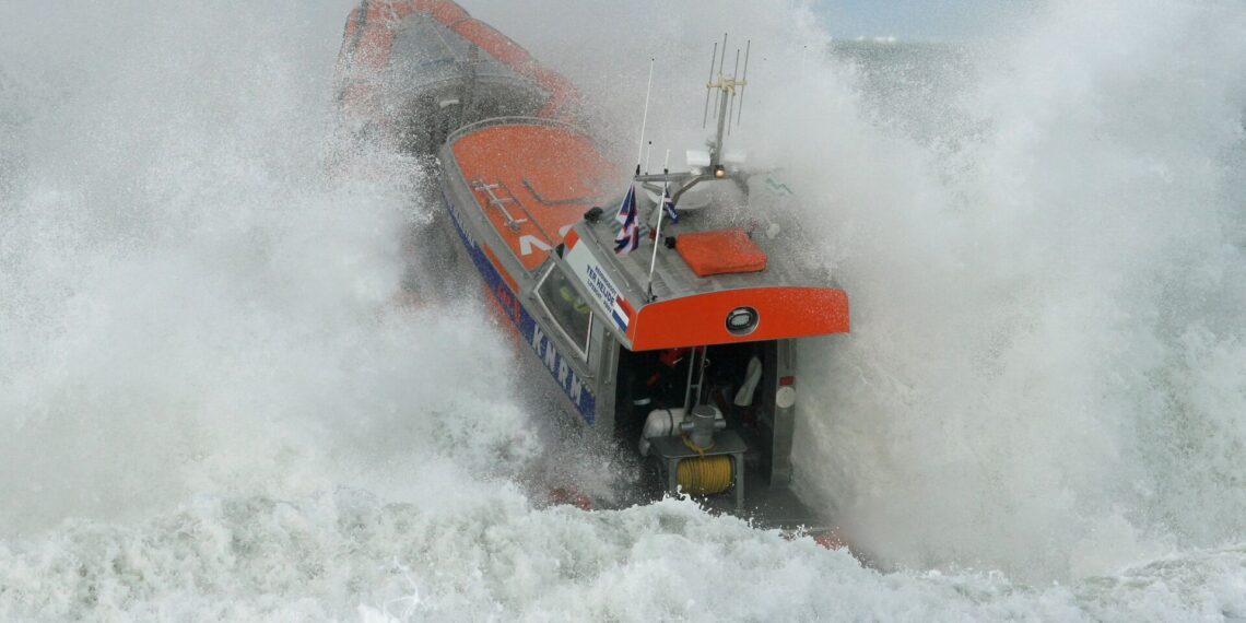 Alle opvarenden van boord gehaald, stuurloos schip afgedreven naar windmolenpark