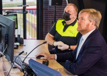 Zeesluiswethouder: “Het is heel bijzonder om te zien dat één muisklik van de Koning zulke imposante sluisdeuren in beweging zet.”