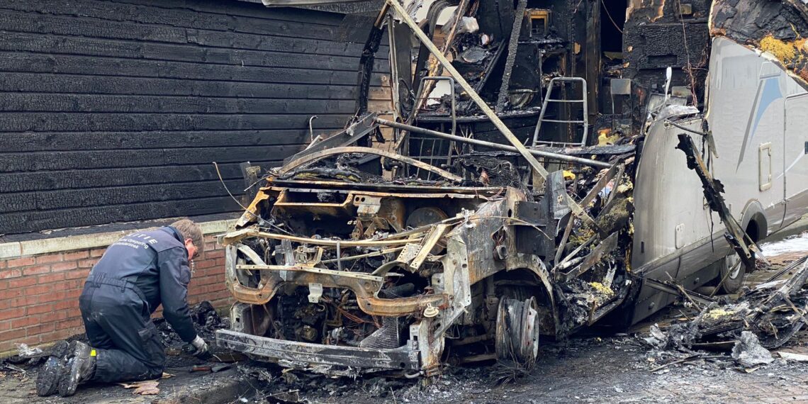 Camper gaat in vlammen op: “Ik was bang dat de gasflessen zouden ontploffen”