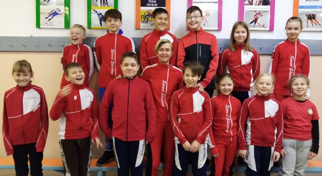 Siberische schaatsertjes in kledij van Haarlemse ijsclub: “Ze kunnen de naam niet uitspreken”