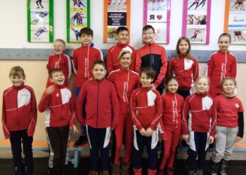 Siberische schaatsertjes in kledij van Haarlemse ijsclub: “Ze kunnen de naam niet uitspreken”