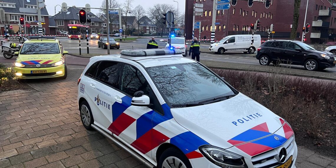 Fietser (16) geschept door auto en zwaargewond afgevoerd naar ziekenhuis