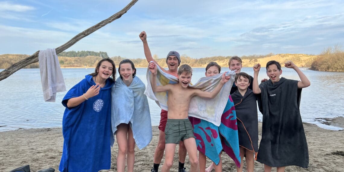 Nieuwjaarsduik in ’t Wed: “Een geweldig klassenuitje!”