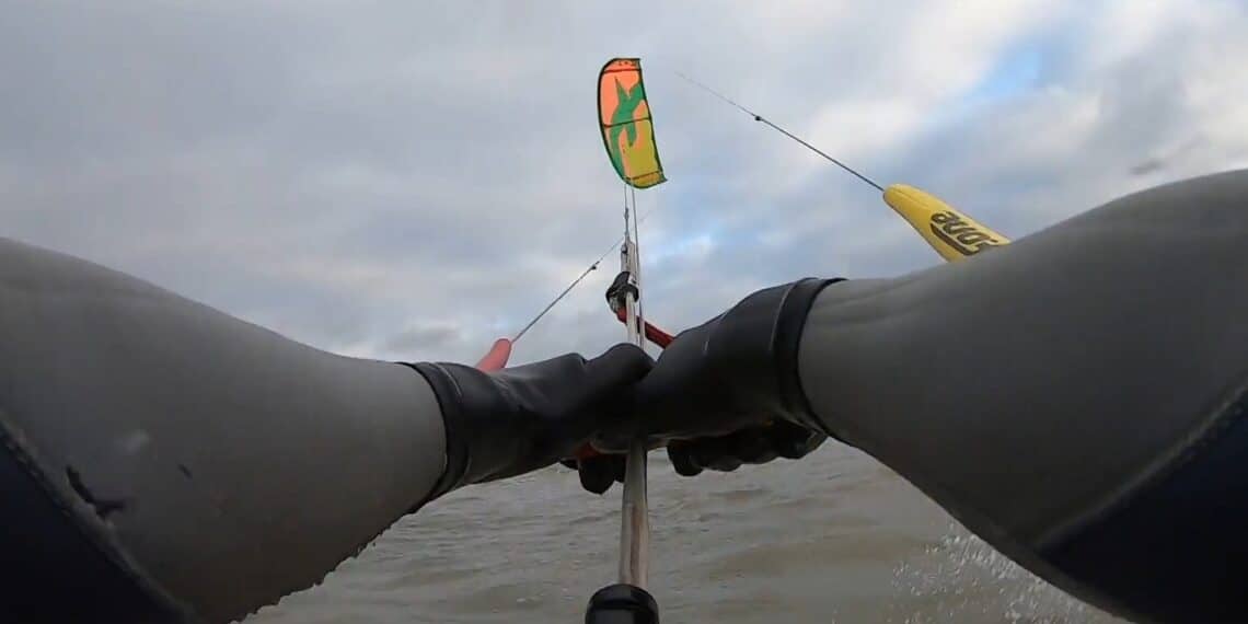 Haarlemmer Alexander wil met kitesurftocht meer kinderen met beperking laten sporten