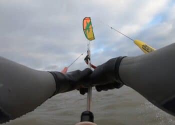 Haarlemmer Alexander wil met kitesurftocht meer kinderen met beperking laten sporten