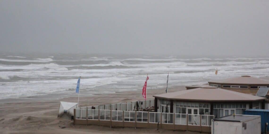 Strandtenten zetten zich schrap voor ‘dubbele storm’: “Alle aspecten zitten wel tegen”