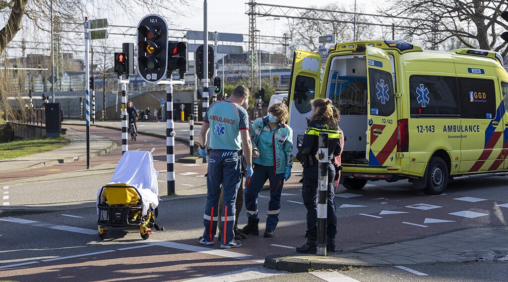 Oudere man naar ziekenhuis gebracht na val van fiets tegen auto