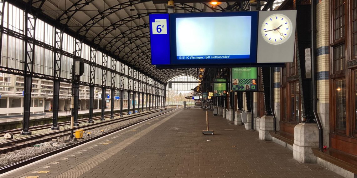 Pechvogels missen laatste trein door storm: “Wordt een lange wandeling naar huis”