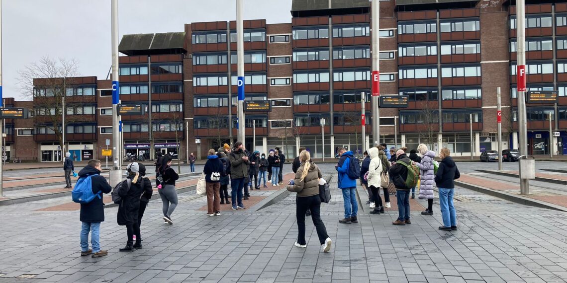Pechvogels missen laatste trein door storm: “Wordt een lange wandeling naar huis”