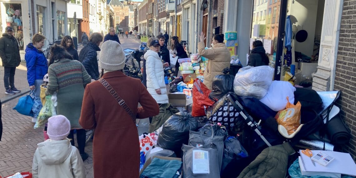 Haarlemmers in de rij voor hulp aan Oekraïne, actie verplaatst naar grotere locatie