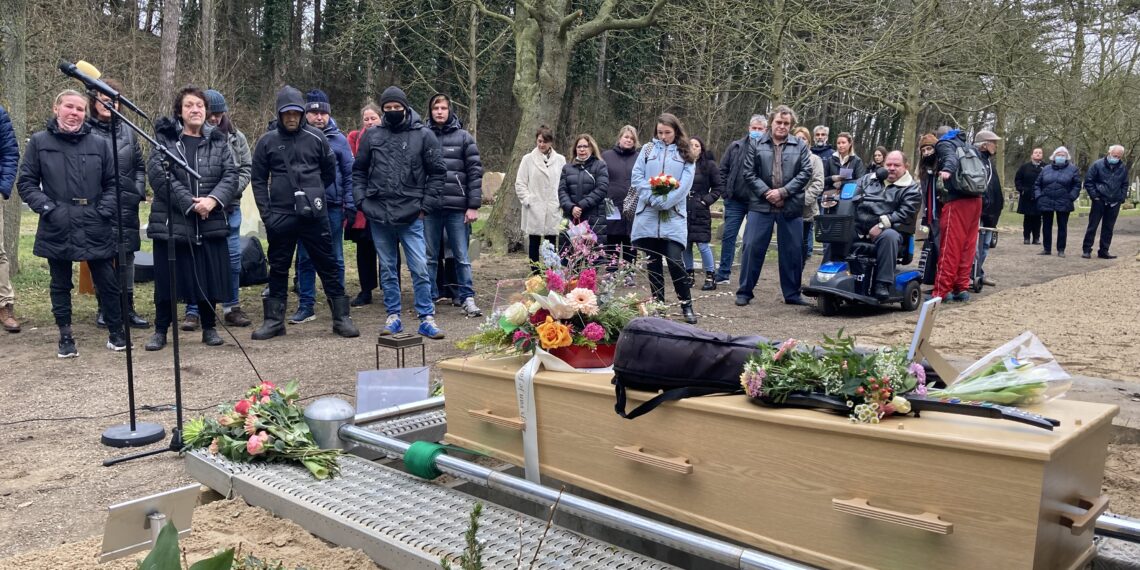 Uitvaart van dakloze troubadour Thomas is alles behalve eenzaam: “Ik mis hem nu al”