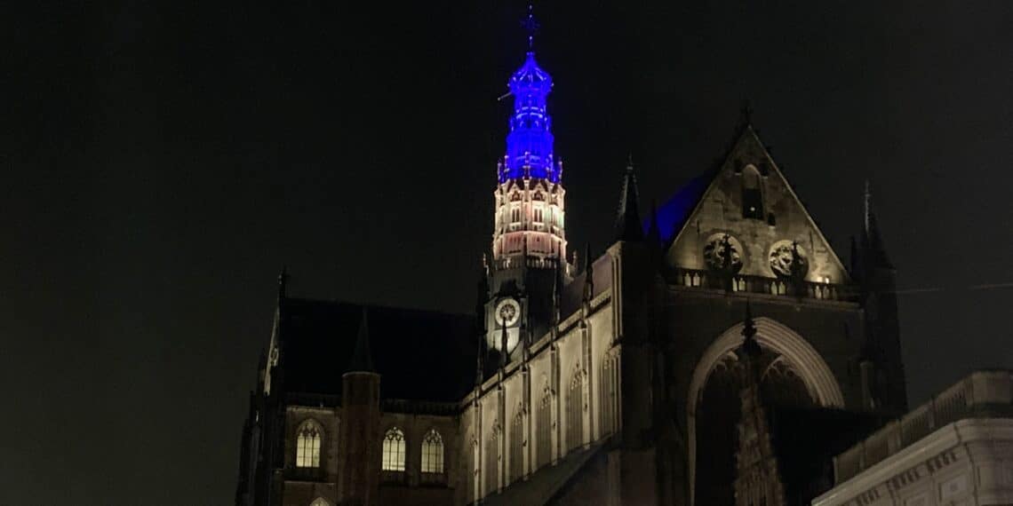Bavo-toren kleurt blauw en geel voor Oekraïne, morgen ‘solidariteitsactie’