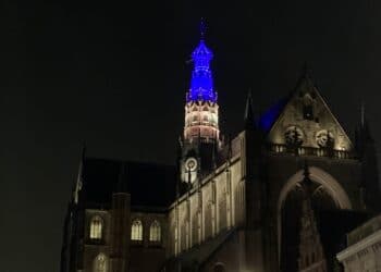 Bavo-toren kleurt blauw en geel voor Oekraïne, morgen ‘solidariteitsactie’
