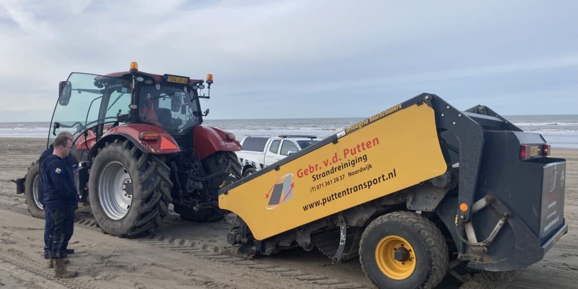Na dagen oliebolletjes met de hand rapen eindelijk hulp van beachcleaner