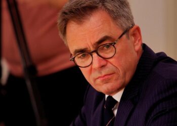 Burgemeester Wienen licht besluit live toe op de radio: “We moeten ons houden aan de spelregels van het kabinet,  het is niet de bedoeling dat iedere gemeente zelf gaat bepalen wat wel of niet kan”