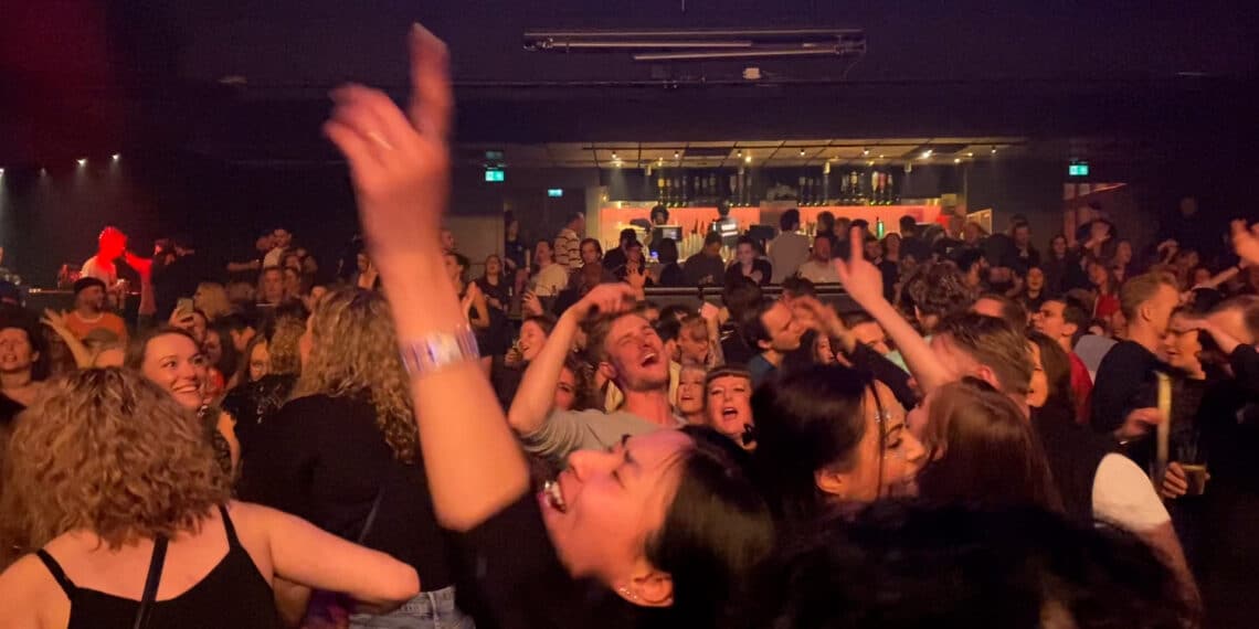 Uitzinnig publiek tijdens protest Patronaat: “Een uurtje dansen is het waard!”
