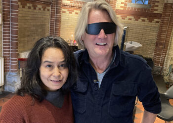 Van kapper tot kok: Pauline laat Haarlemmers met haar bril slechtziendheid ervaren