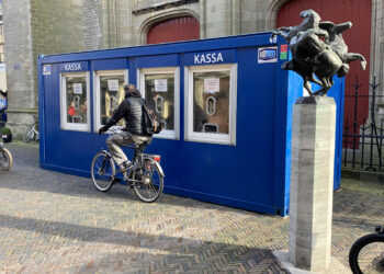 Het loopt nog niet storm bij het afhaalloket van de ‘QR-polsbandjes’ in Haarlem