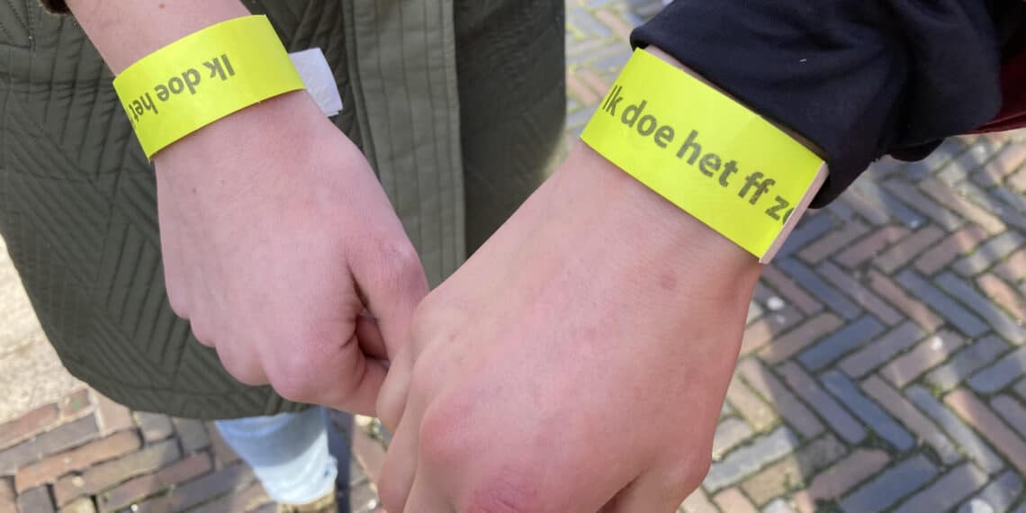 Het loopt nog niet storm bij het afhaalloket van de ‘QR-polsbandjes’ in Haarlem