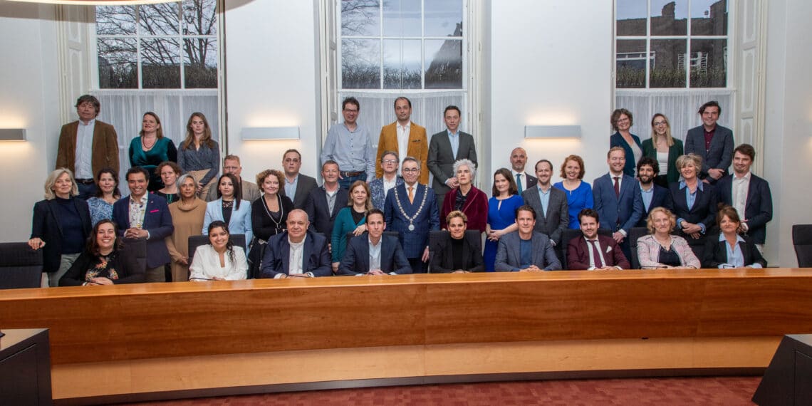 Luidruchtig protest tegen zetel FvD bij installatie Haarlemse raad