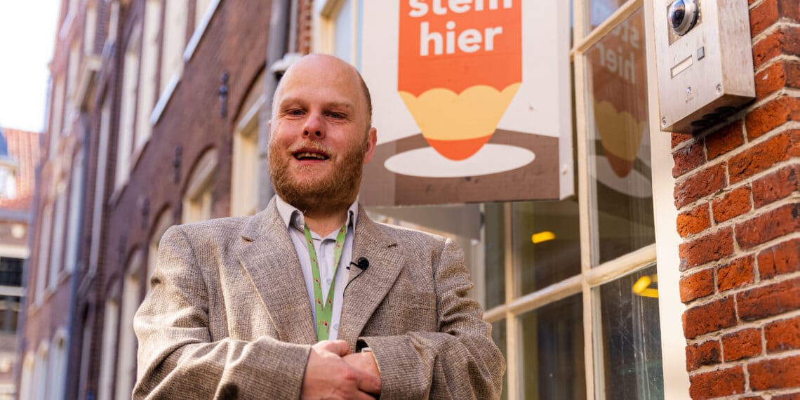 Jeroen zet zich met beperking in voor democratie: “Denk niet dat ik niks kan”