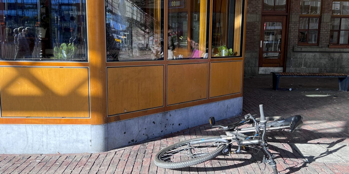 Fietser ramt ruit van koffiezaak bij het station
