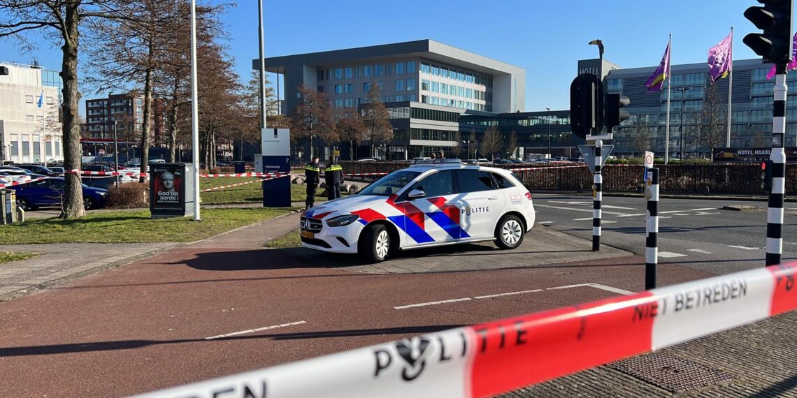 Ontploffing bij auto op parkeerterrein Van der Valk-hotel