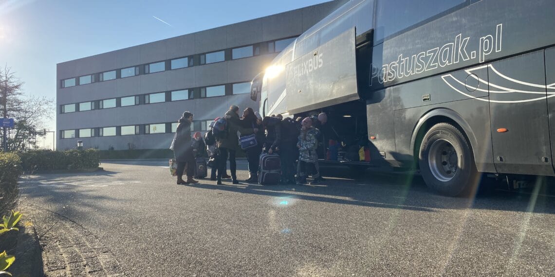 42 Oekraïense vluchtelingen opgehaald bij Poolse grens, ‘gejuich bij Amsterdam’