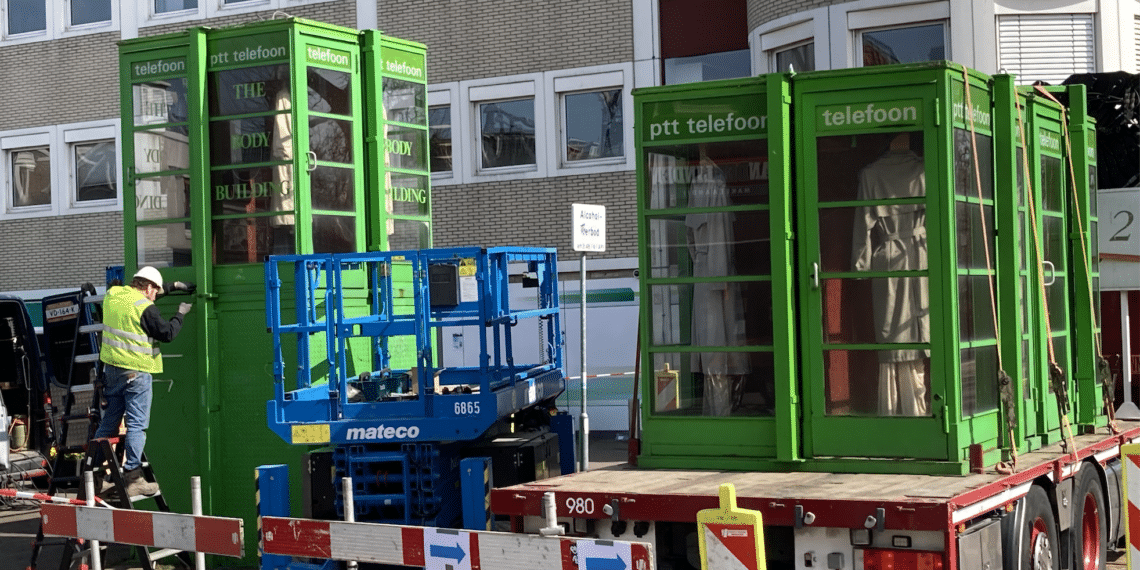 Beroemde telefooncellen Houtplein weggehaald voor opknapbeurt