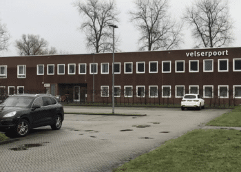 Eerste vluchtelingen opgevangen door gemeente, maar zoektocht naar locatie blijft