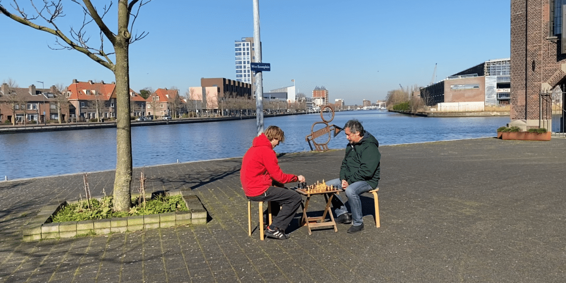 Schaakpark op nu lege Max Euweplein in Waarderpolder: “Hier moet geschaakt worden”