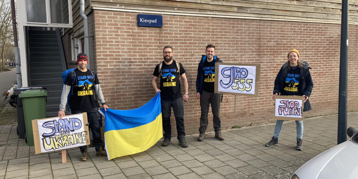 Vrienden wandelen voor de vrede van Haarlems Kievpad naar Oekraïnestraat in Almere