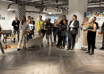 Koffie en spullen voor Oekraïense vluchtelingen in oude V&D-pand: “Een plek waar ze zich terug kunnen trekken”