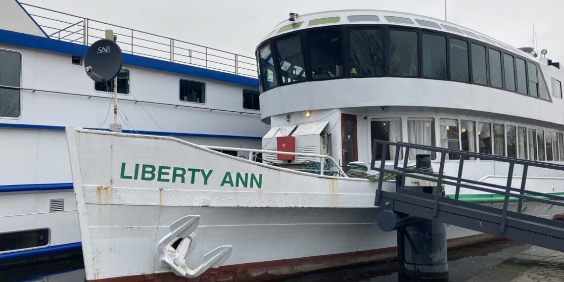 Salmonella-uitbraak op asielzoekers boot Haarlem: “De bron nog niet bekend”