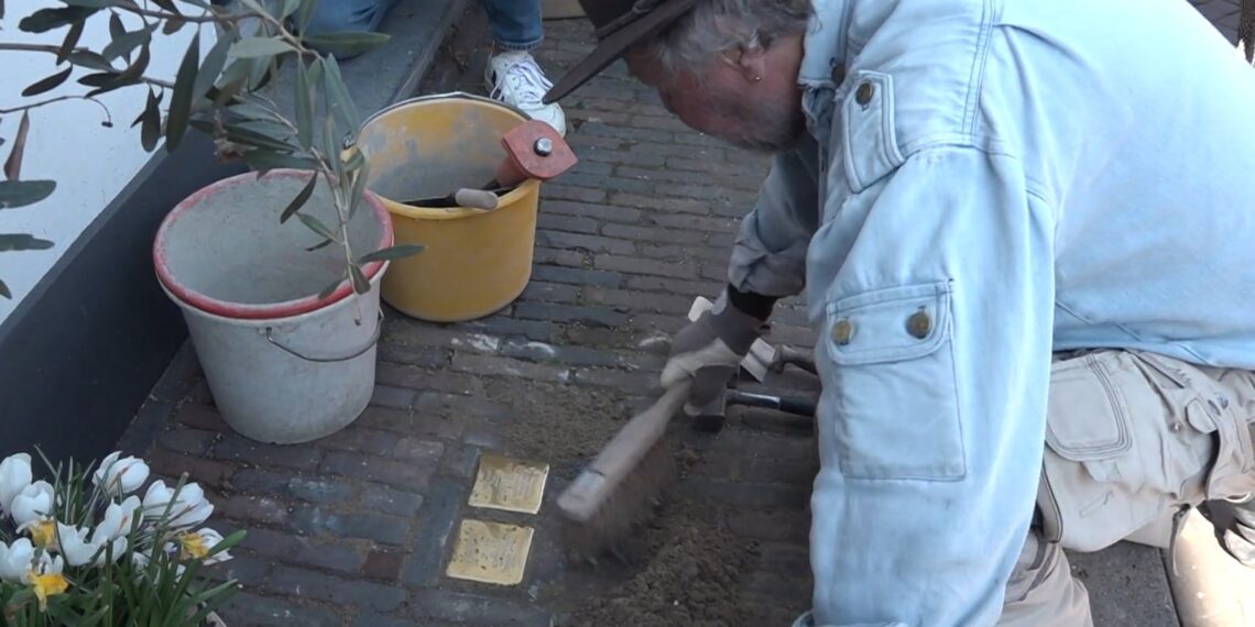 Kunstenaar Gunter Demnig van ‘stolpersteine’ legt eigenhandig herdenkingsstenen in Haarlem