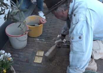 Kunstenaar Gunter Demnig van ‘stolpersteine’ legt eigenhandig herdenkingsstenen in Haarlem