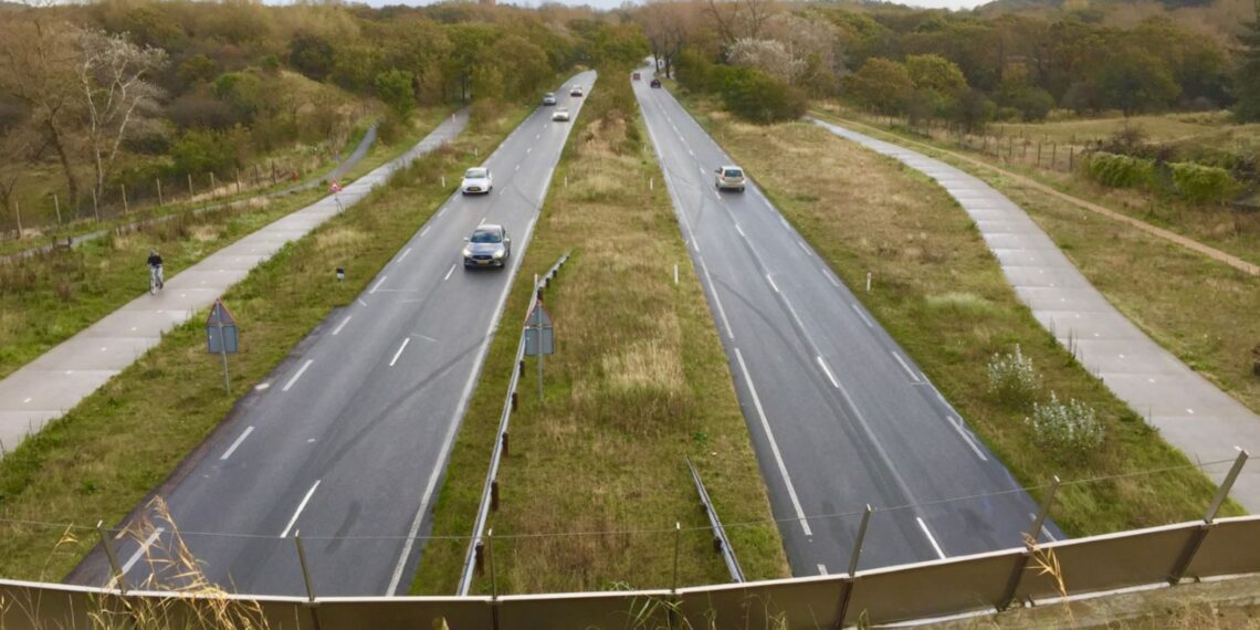Weer ongeluk op Zeeweg, dit keer motorrijder zwaargewond na missen flauwe bocht