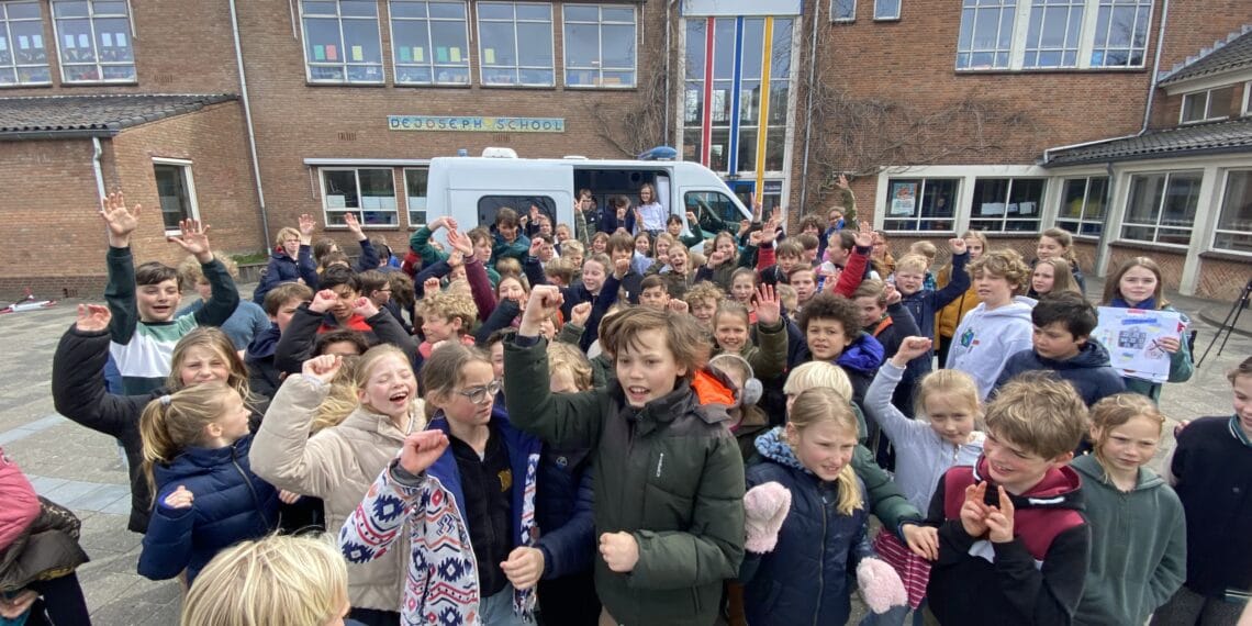 Basisschoolleerlingen ‘kopen’ ambulance voor Oekraïne: “Dit zet aan tot meer”