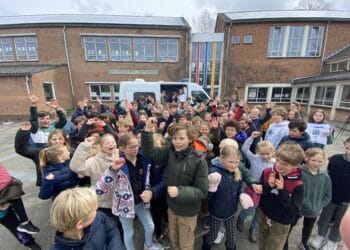 Basisschoolleerlingen ‘kopen’ ambulance voor Oekraïne: “Dit zet aan tot meer”