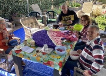 Bloemmozaïeken sieren de straten, Vogelenzang pakt uit met verbindende Paastraditie
